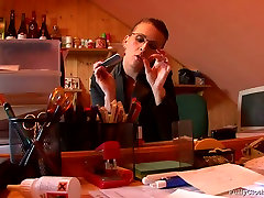 Luxurious blondie in fur coat seduces a mechanic for giving a blowjob