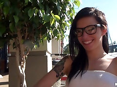 Brunetka Callie Cypr pieprzy się w sali komputerowej