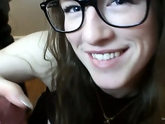 Sexy laska w okularach Gemma Meeks daje bokep meki perawam taste his cum na kamery POV