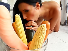 Nasty brunette chick Lara stuffs her ass hole with an ear of corn