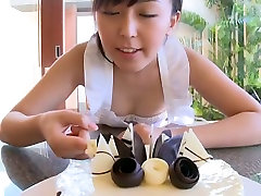 À couper le souffle Asiatique bonnasse Emi Ito mange un gâteau avec une grande joie