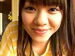 Salée Japonaise coquine astique une sucette dans près de la scène