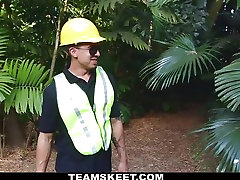 ExxxtraSmall - Baum Umarmt Teen Fickt Holzfäller