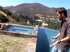Nicole crack hirls looks so sexy outside in the pool
