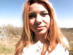 Miniature rousse pompe un mec en pleine nature