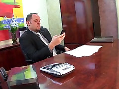 性感秘书抨击她的书桌上