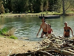 Cortney Palm nude - Zombeavers