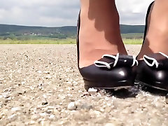 Дробления стекла лампы взрываются под моим высокие каблуки