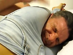 Dude gets his head trapped in a scissorhold