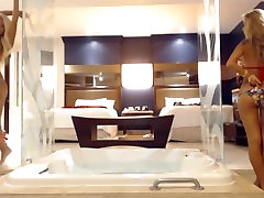 foto tante nersis lesbian couple in a jacuzzi