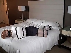 Sandra atada en ajustadas correas
