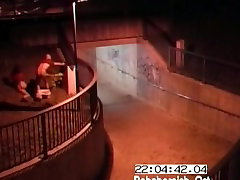 Para kurwa w przedniej części aparatu bezpieczeństwa złapany na wideo