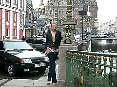 Секси девушка показывает ее нижнее белье в откровенном джинсы видео Обухов