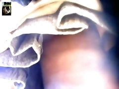 Seducente donna, cercando di nascondere il suo accattivante culo