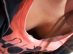 Asiático cuttie pone el downblouse de la cámara a una prueba