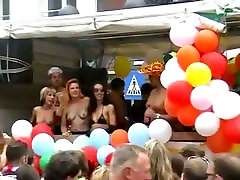 Wali konia pod spódniczkę na festiwalu ulicy Fetysz z dużą ilością gorących scen