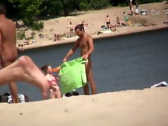 Xxx beach porno masaj salon gizli kamera of some topless women apply tanning lotion