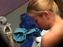 Une blonde sexy est en prenant tout ce qui est hors de la plage près dune caméra cachée xxx sex video indian les vestiaires