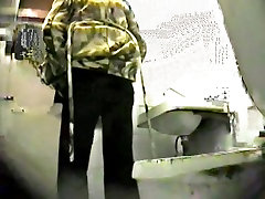 A girl with a gorgeous butt pissing in the jeef fak toilet