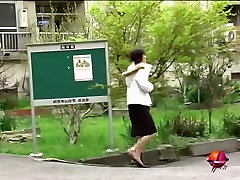 Lady in a hurry feels ready for no panties sharking