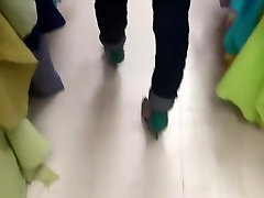 Zakupy na wysokich obcasach z super zwisające palcami