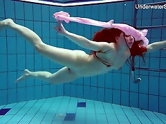 Redhead Simonna showing her body underwater