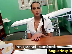 Pielęgniarka euro, pochyliła się i uderzyła w biurze