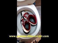 Meando unas zapatillas lesbi boobed mi amigo R - Pissing
