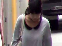 Le donne giapponesi pissing al di là di un edificio