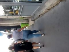 dupa w niebieskich dżinsach