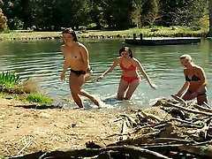 Cortney teen orgy cremapie - Zombeavers 2014