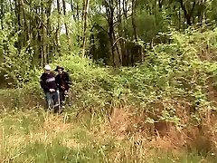 Femme offerte dans les bois