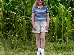 Shows me her ass and i let her suck my cock