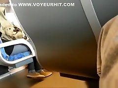 facet bawi się z jego kogut w pociągu