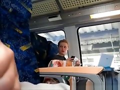 facet bawi się z jego kogut w pociągu