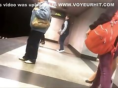 atrakcyjna pani czeka w metrze