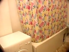 voyeur fängt pussy reiben in einer dusche