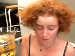redhead ragazza bere piscio