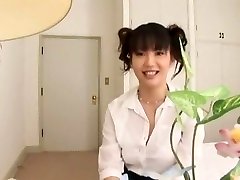 惊人的日本模式迈Nadasaka在令人难以置信的吹箫舔阴熟的场景