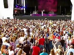 جذاب امضا به خواننده نشان می wwwbrazzerscom in youtube یکی از دختران خود را در یک نمایش