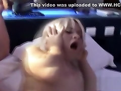 casada safada segura a peruca loira enquanto o travesti bais enche a boca dela de porra