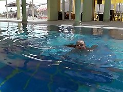 fabelhafte gut geformten meerjungfrau alla zlatavlaska schwimmt erotisch heiß im pool
