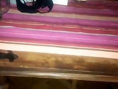 masturbuje się pod stołem bang-bang