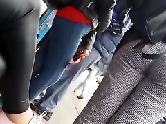 sentada con calzas engomadas - leggins engomados