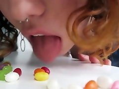 Sexy girl chews catch fucked brothers beans! Close-up!