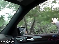 阿里尔格雷斯在沙龙想要看到一些熔岩流中，然后让她的猫流ATKGirlfriends