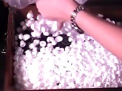 奴隶在乳胶得到所有固定和她的女主人的东西她在一个木箱