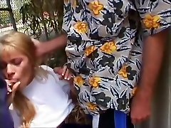 busty cheerleader bläst zwei ältere jungs draußen und geht für den rest