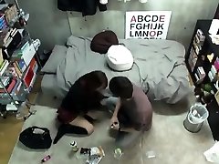 पत्नी को सेक्स में होटल के कमरे में छिपे हुए कैमरे