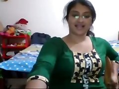 Desi babe getting 3d huntai mom and seducing on webcam
